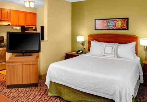 Bedroom Hawthorn Suites by Wyndham Cincinnati NE Mason