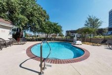 スイミングプール Hawthorn Suites By Wyndham Fort Worth/Medical Cent
