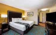 Bedroom 6 La Quinta Inn Suites Emporia