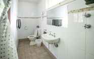 Phòng tắm bên trong 6 Glen Helen Lodge