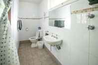 Phòng tắm bên trong Glen Helen Lodge