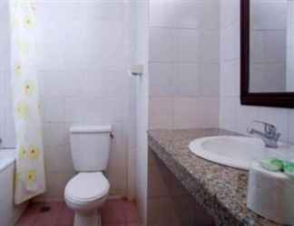 Toilet Kamar 2 Dayu Beach Inn