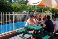 Kolam Renang Palace Backpackers Hervey Bay