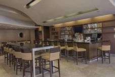Bar, Kafe dan Lounge Embassy Suites Elizabeth Newark Airport