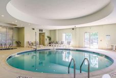 Kolam Renang Embassy Suites Elizabeth Newark Airport