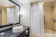 In-room Bathroom Embassy Suites Elizabeth Newark Airport