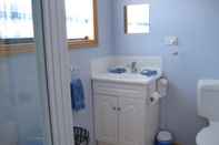 ห้องน้ำภายในห้อง Anchor Down Cottages