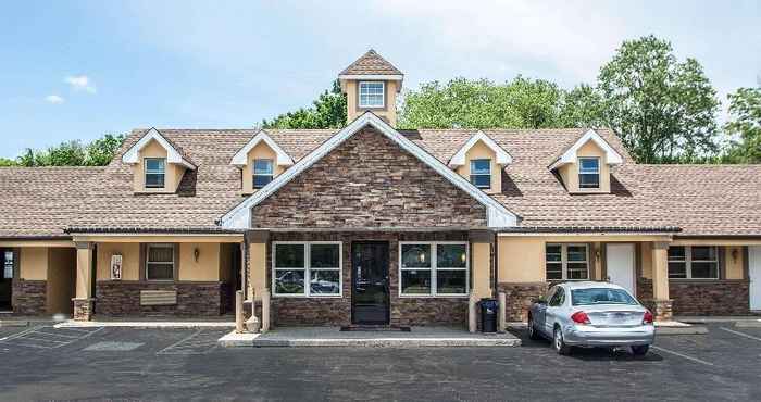 Exterior Econo Lodge Newton