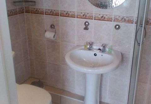 In-room Bathroom Edward Hotel - Guest House