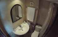 In-room Bathroom 3 Apolis