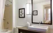 Toilet Kamar 2 Country Inn & Suites by Radisson, Bloomington at M