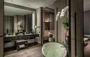 Bilik Mandi dalam Bilik 5 Four Seasons Hotel Bangkok at Chao Phraya River