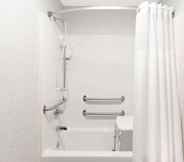 In-room Bathroom 6 Days Inn by Wyndham El Paso