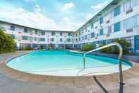 Swimming Pool Howard Johnson by Wyndham Nanaimo Harbourside