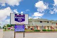 Exterior Knights Inn