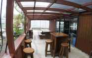 Bar, Kafe dan Lounge 4 Turtlecove Hostel Accommodation