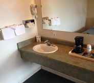 Toilet Kamar 7 Redwood Inn