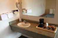 Toilet Kamar Redwood Inn