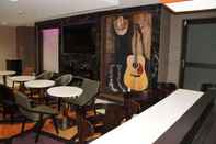Quầy bar, cafe và phòng lounge La Quinta Inn & Suites by Wyndham Branson