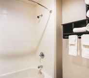 In-room Bathroom 5 La Quinta Inn Cincinnati Northeast