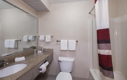 In-room Bathroom 5 Red Roof Inn & Suites Augusta West