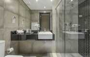 In-room Bathroom 6 Grand Mercure Curitiba Rayon