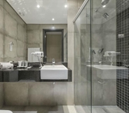 In-room Bathroom 6 Grand Mercure Curitiba Rayon