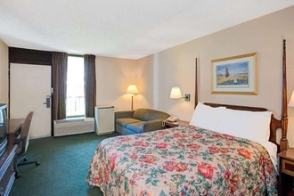 Bedroom 4 Days Inn by Wyndham Cornelius Lake Norman