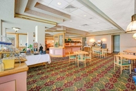 Bar, Cafe and Lounge Days Inn by Wyndham Cornelius Lake Norman