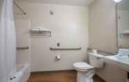 In-room Bathroom 7 HomeTowne Studios Dallas - Irving