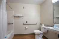 In-room Bathroom HomeTowne Studios Dallas - Irving
