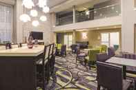 บาร์ คาเฟ่ และเลานจ์ La Quinta Inn & Suites Denver Airport