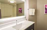 ห้องน้ำภายในห้อง 5 La Quinta Inn & Suites Denver Airport