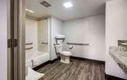 Toilet Kamar 4 Travelodge by Wyndham Canton/Livonia Area MI