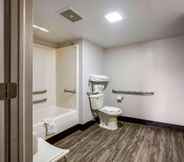 In-room Bathroom 4 Travelodge by Wyndham Canton/Livonia Area MI