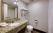 Bilik Mandi dalam Bilik 5 Travelodge by Wyndham Canton/Livonia Area MI