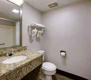 In-room Bathroom 5 Travelodge by Wyndham Canton/Livonia Area MI