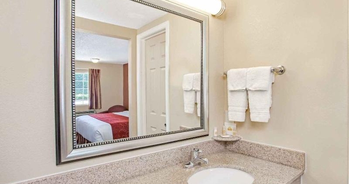 Toilet Kamar Travelodge by Wyndham Canton/Livonia Area MI