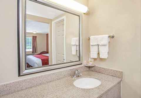 In-room Bathroom Travelodge by Wyndham Canton/Livonia Area MI