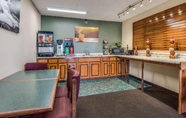 Bar, Kafe dan Lounge 2 Rodeway Inn Suites East Dublin