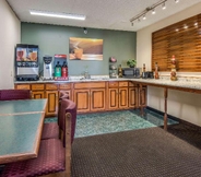 บาร์ คาเฟ่ และเลานจ์ 2 Rodeway Inn Suites East Dublin