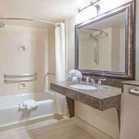 Holiday Inn Express & Suites Arlington North 1, Hotel University of Texas at Arlington