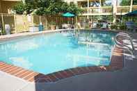 Swimming Pool La Quinta Inn Denver Northglenn