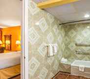 In-room Bathroom 6 Days Inn by Wyndham Elk City
