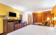 Bedroom 5 Days Inn by Wyndham Elk City