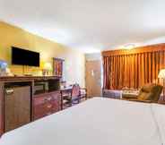 Bedroom 5 Days Inn by Wyndham Elk City