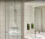 In-room Bathroom 7 Premier Inn Clacton On Sea Seafront