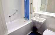 In-room Bathroom 5 Travelodge Edinburgh Dreghorn