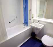 In-room Bathroom 5 Travelodge Edinburgh Dreghorn