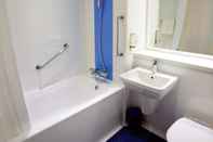 In-room Bathroom Travelodge Edinburgh Dreghorn